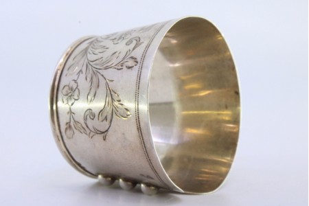 Argola de guardanapo em prata em forma de punho com motivos florais gravados envolvendo cartela para monograma,